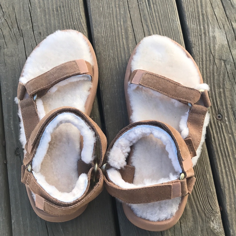 NWOT Teva Shearling Hurricane sandal